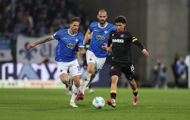 07 03 2025, xdcx, Soccer 2 Bundesliga, SV Darmstadt 98 Karlsruher SC, emonline, emspor, despor, v l , Tobias Kempe SV Darmstadt 98 , Aleksandar Vukotic SV Darmstadt 98 , Louey Ben Farhat Karlsruher SC DFL DFB REGULATIONS PROHIBIT ANY USE OF PHOTOGRAPHS AS IMAGE SEQUENCES AND OR QUASI VIDEO Copyright: HMBxMedia Claus