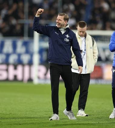 07 03 2025, xdcx, Soccer 2 Bundesliga, SV Darmstadt 98 Karlsruher SC, emonline, emspor, despor, v l , Coach Florian Kohfeldt SV Darmstadt 98 jubilantly cheering jubilantly cheering DFL DFB DFB REGULATIONS PROHIBIT ANY USE OF PHOTOGRAPHS AS IMAGE SEQUENCES AND OR QUASI VIDEO Copyright: HMBxMedia Claus
