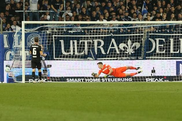 07 03 2025, xrekx, Soccer 2 Bundesliga, SV Darmstadt 98 Karlsruher SC v l Goal shot to 3 0 by Matondo Papela SV Darmstadt 98 Max Weiß Karlsruher SC DFL DFB REGULATIONS PROHIBIT ANY USE OF PHOTOGRAPHS as IMAGE SEQUENCES and or QUASI VIDEO Darmstadt