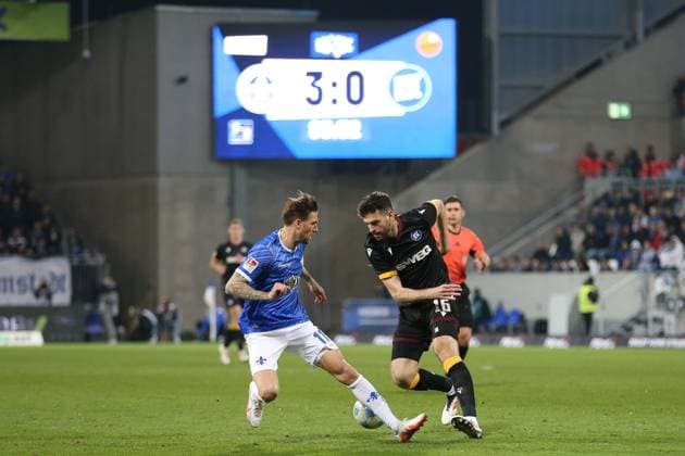 07 03 2025, xrekx, Soccer 2 Bundesliga, SV Darmstadt 98 Karlsruher SC v l Tobias Kempe SV Darmstadt 98 Luca Pfeiffer Karlsruher SC Zweikampf, Aktion, action, battle for the ball DFL DFB REGULATIONS PROHIBIT ANY USE OF PHOTOGRAPHS as IMAGE SEQUENCES and or QUASI VIDEO Darmstadt