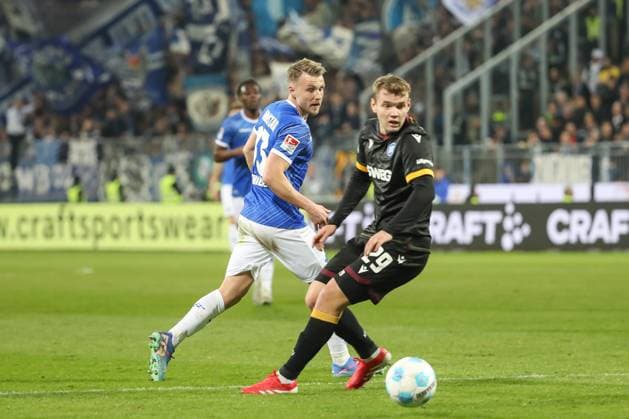 Darmstadt, Germany 07 March 2025 2 Liga 2024 2025 SV Darmstadt 98 vs Karlsruher SC In picture from left in duel Marco Thiede Darmstadt, 13 , Lasse Günther Guenther Karlsruher SC, 29 , DFL regulations prohibit any use of photographs as image sequences and or quasi video Merck Stadion am Böllenfalltor Hessen Copyright: xFotostandx xUlrichxScherbaumx