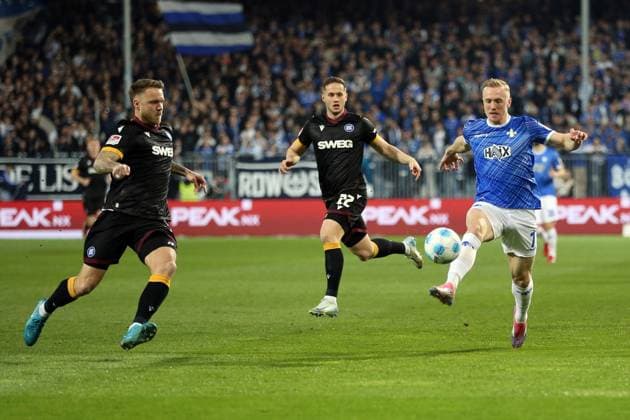 07 03 2025, xrekx, Soccer 2 Bundesliga, SV Darmstadt 98 Karlsruher SC v l Marcel Franke Karlsruher SC Isac Lidberg SV Darmstadt 98 Zweikampf, Aktion, action, battle for the ball DFL DFB REGULATIONS PROHIBIT ANY USE OF PHOTOGRAPHS as IMAGE SEQUENCES and or QUASI VIDEO Darmstadt