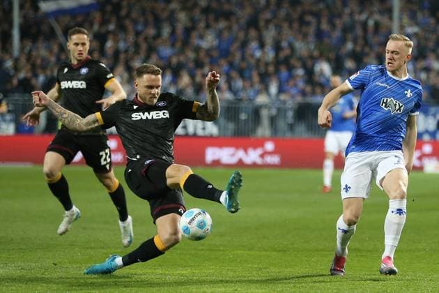 07 03 2025, xrekx, Soccer 2 Bundesliga, SV Darmstadt 98 Karlsruher SC v l Marcel Franke Karlsruher SC Isac Lidberg SV Darmstadt 98 Zweikampf, Aktion, action, battle for the ball DFL DFB REGULATIONS PROHIBIT ANY USE OF PHOTOGRAPHS as IMAGE SEQUENCES and or QUASI VIDEO Darmstadt