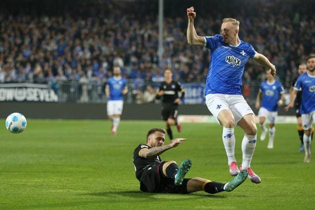 07 03 2025, xrekx, Soccer 2 Bundesliga, SV Darmstadt 98 Karlsruher SC v l Marcel Franke Karlsruher SC Isac Lidberg SV Darmstadt 98 Zweikampf, Aktion, action, battle for the ball DFL DFB REGULATIONS PROHIBIT ANY USE OF PHOTOGRAPHS as IMAGE SEQUENCES and or QUASI VIDEO Darmstadt