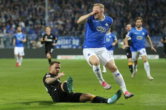 07 03 2025, xrekx, Soccer 2 Bundesliga, SV Darmstadt 98 Karlsruher SC v l Marcel Franke Karlsruher SC Isac Lidberg SV Darmstadt 98 Zweikampf, Aktion, action, battle for the ball DFL DFB REGULATIONS PROHIBIT ANY USE OF PHOTOGRAPHS as IMAGE SEQUENCES and or QUASI VIDEO Darmstadt