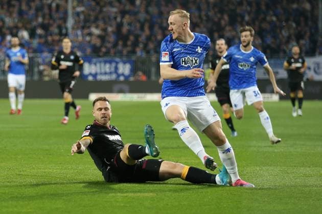 07 03 2025, xrekx, Soccer 2 Bundesliga, SV Darmstadt 98 Karlsruher SC v l Marcel Franke Karlsruher SC Isac Lidberg SV Darmstadt 98 Zweikampf, Aktion, action, battle for the ball DFL DFB REGULATIONS PROHIBIT ANY USE OF PHOTOGRAPHS as IMAGE SEQUENCES and or QUASI VIDEO Darmstadt