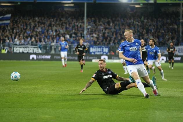 07 03 2025, xrekx, Soccer 2 Bundesliga, SV Darmstadt 98 Karlsruher SC v l Marcel Franke Karlsruher SC Isac Lidberg SV Darmstadt 98 Zweikampf, Aktion, action, battle for the ball DFL DFB REGULATIONS PROHIBIT ANY USE OF PHOTOGRAPHS as IMAGE SEQUENCES and or QUASI VIDEO Darmstadt
