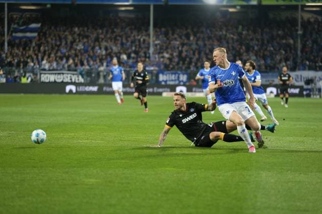 07 03 2025, xrekx, Soccer 2 Bundesliga, SV Darmstadt 98 Karlsruher SC v l Marcel Franke Karlsruher SC Isac Lidberg SV Darmstadt 98 Zweikampf, Aktion, action, battle for the ball DFL DFB REGULATIONS PROHIBIT ANY USE OF PHOTOGRAPHS as IMAGE SEQUENCES and or QUASI VIDEO Darmstadt