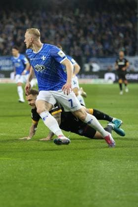 07 03 2025, xrekx, Soccer 2 Bundesliga, SV Darmstadt 98 Karlsruher SC v l Marcel Franke Karlsruher SC Isac Lidberg SV Darmstadt 98 Zweikampf, Aktion, action, battle for the ball DFL DFB REGULATIONS PROHIBIT ANY USE OF PHOTOGRAPHS as IMAGE SEQUENCES and or QUASI VIDEO Darmstadt