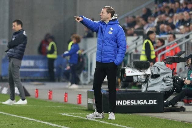 07 03 2025, xrekx, Soccer 2 Bundesliga, SV Darmstadt 98 Karlsruher SC v l Coach Florian Kohfeldt SV Darmstadt 98 gives instructions, gesticulates, gesticulate with arms gives instructions, gesticulate DFL DFB REGULATIONS PROHIBIT ANY USE OF PHOTOGRAPHS as IMAGE SEQUENCES and or QUASI VIDEO Darmstadt