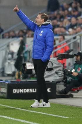 07 03 2025, xrekx, Soccer 2 Bundesliga, SV Darmstadt 98 Karlsruher SC v l Coach Florian Kohfeldt SV Darmstadt 98 gives instructions, gesticulates, gesticulate with arms gives instructions, gesticulate DFL DFB REGULATIONS PROHIBIT ANY USE OF PHOTOGRAPHS as IMAGE SEQUENCES and or QUASI VIDEO Darmstadt