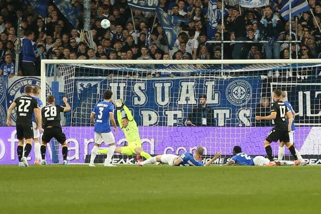 07 03 2025, xrekx, Soccer 2 Bundesliga, SV Darmstadt 98 Karlsruher SC v l Goal shot by Marcel Franke Karlsruher SC Marcel Schuhen SV Darmstadt 98 DFL DFB REGULATIONS PROHIBIT ANY USE OF PHOTOGRAPHS as IMAGE SEQUENCES and or QUASI VIDEO Darmstadt