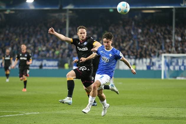 07 03 2025, xrekx, Soccer 2 Bundesliga, SV Darmstadt 98 Karlsruher SC v l Christoph Kobald Karlsruher SC Lopez Bueno SV Darmstadt 98 Zweikampf, Aktion, action, battle for the ball DFL DFB REGULATIONS PROHIBIT ANY USE OF PHOTOGRAPHS as IMAGE SEQUENCES and or QUASI VIDEO Darmstadt