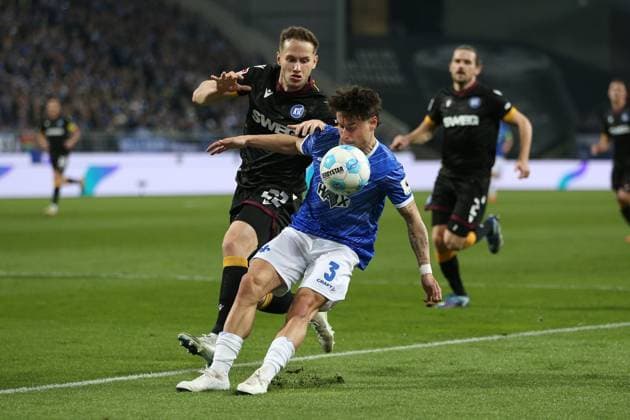 07 03 2025, xrekx, Soccer 2 Bundesliga, SV Darmstadt 98 Karlsruher SC v l Christoph Kobald Karlsruher SC Lopez Bueno SV Darmstadt 98 Zweikampf, Aktion, action, battle for the ball DFL DFB REGULATIONS PROHIBIT ANY USE OF PHOTOGRAPHS as IMAGE SEQUENCES and or QUASI VIDEO Darmstadt
