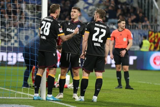 07 03 2025, xrekx, Soccer 2 Bundesliga, SV Darmstadt 98 Karlsruher SC v l Marcel Franke Karlsruher SC Marcel Beifus Karlsruher SC Christoph Kobald Karlsruher SC gives instructions, gesticulates, gesticulate with arms gives instructions, gesticulate DFL DFB REGULATIONS PROHIBIT ANY USE OF PHOTOGRAPHS as IMAGE SEQUENCES and or QUASI VIDEO Darmstadt