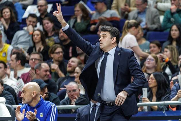 Berlin, 20250307, Basketball EuroLeague, Main Round, Matchday 28, ALBA Berlin FC Barcelona, Uber Arena Head coach Israel Gonzalez of Alba Berlin gesticulating on the sidelines ALBA BERLIN FC Barcelona