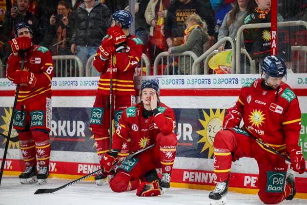 Sport Themen der Woche KW10 Sport Bilder des Tages Eishockey: DEL, Düsseldorfer EG - Grizzlys Wolfsburg, Hauptrunde, 52. Spieltag, PSD Bank Dome. Spieler der DEG enttäuscht nach dem Ende des Spiels auf dem Eis, Drake Rymsha (DEG) hält sich eine Hand vor sein Gesicht. *** Ice Hockey DEL, Düsseldorfer EG Grizzlys Wolfsburg, Main Round, Matchday 52, PSD Bank Dome DEG player disappointed on the ice after the end of the game, Drake Rymsha DEG holds a hand in front of his face