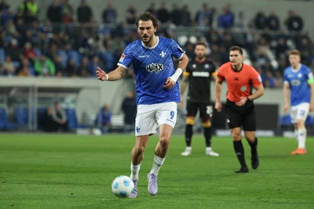 2025 03 07 xJFx 2 Bundesliga SV Darmstadt 98 Karlsruher SC v l , Fraser Hornby SV Darmstadt 98 on the ball, cropped image, single image, full body, action, action scene DFL DFB REGULATIONS PROHIBIT ANY USE OF PHOTOGRAPHS as IMAGE SEQUENCES and or QUASI VIDEO Copyright: JoaquimxFerreira