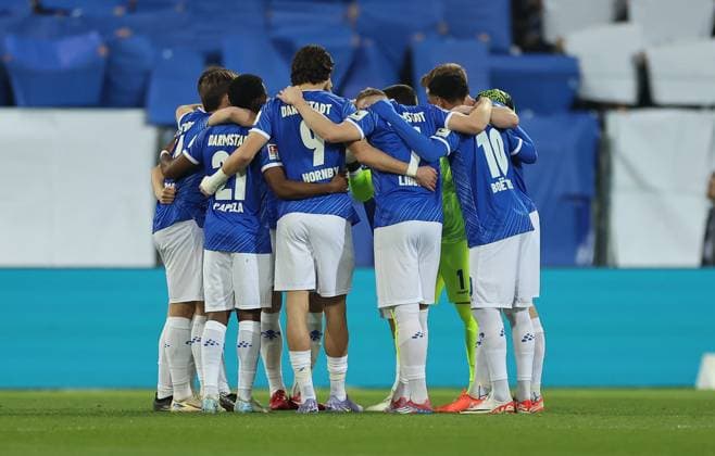 07 03 2025, xdcx, Soccer 2 Bundesliga, SV Darmstadt 98 Karlsruher SC, emonline, emspor, despor, v l , team circle before the match DFL DFB REGULATIONS PROHIBIT ANY USE OF PHOTOGRAPHS AS IMAGE SEQUENCES AND OR QUASI VIDEO Copyright: HMBxMedia Claus
