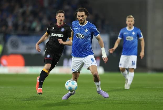 07 03 2025, xdcx, Soccer 2 Bundesliga, SV Darmstadt 98 Karlsruher SC, emonline, emspor, despor, v l , Nicolai Rapp Karlsruher SC , Fraser Hornby SV Darmstadt 98 DFL DFB REGULATIONS PROHIBIT ANY USE OF PHOTOGRAPHS AS IMAGE SEQUENCES AND OR QUASI VIDEO Copyright: HMBxMedia Claus