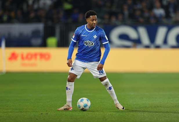 07 03 2025, xdcx, Soccer 2 Bundesliga, SV Darmstadt 98 Karlsruher SC, emonline, emspor, despor, v l , Jean Paul Boëtius SV Darmstadt 98 DFL DFB REGULATIONS PROHIBIT ANY USE OF PHOTOGRAPHS AS IMAGE SEQUENCES AND OR QUASI VIDEO Copyright: HMBxMedia Claus