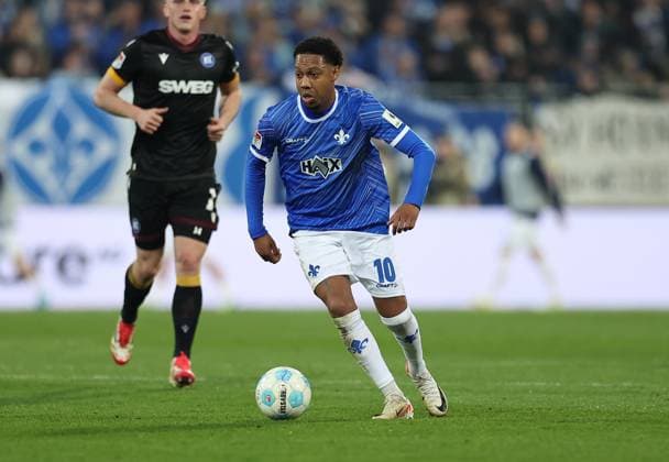 07 03 2025, xdcx, Soccer 2 Bundesliga, SV Darmstadt 98 Karlsruher SC, emonline, emspor, despor, v l , Jean Paul Boëtius SV Darmstadt 98 DFL DFB REGULATIONS PROHIBIT ANY USE OF PHOTOGRAPHS AS IMAGE SEQUENCES AND OR QUASI VIDEO Copyright: HMBxMedia Claus