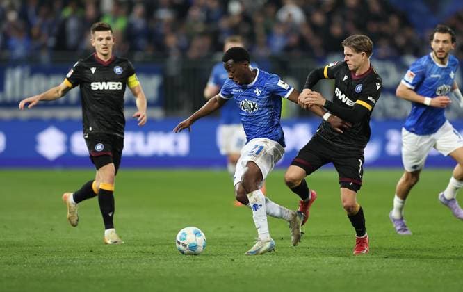 07 03 2025, xdcx, Soccer 2 Bundesliga, SV Darmstadt 98 Karlsruher SC, emonline, emspor, despor, v l , Merveille Papela SV Darmstadt 98 , Dzenis Burnic Karlsruher SC DFL DFB REGULATIONS PROHIBIT ANY USE OF PHOTOGRAPHS AS IMAGE SEQUENCES AND OR QUASI VIDEO Copyright: HMBxMedia Claus