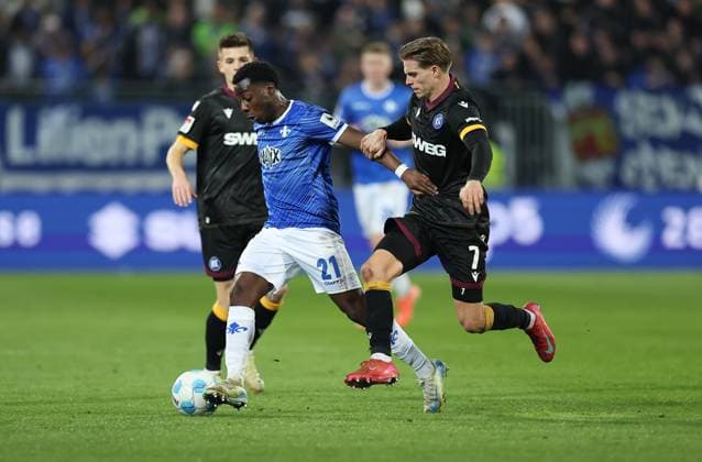 07 03 2025, xdcx, Soccer 2 Bundesliga, SV Darmstadt 98 Karlsruher SC, emonline, emspor, despor, v l , Merveille Papela SV Darmstadt 98 , Dzenis Burnic Karlsruher SC DFL DFB REGULATIONS PROHIBIT ANY USE OF PHOTOGRAPHS AS IMAGE SEQUENCES AND OR QUASI VIDEO Copyright: HMBxMedia Claus