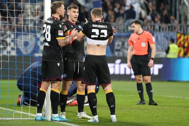 07 03 2025, xrekx, Soccer 2 Bundesliga, SV Darmstadt 98 Karlsruher SC v l Marcel Franke Karlsruher SC Marcel Beifus Karlsruher SC Christoph Kobald Karlsruher SC gives instructions, gesticulates, gesticulate with arms gives instructions, gesticulate DFL DFB REGULATIONS PROHIBIT ANY USE OF PHOTOGRAPHS as IMAGE SEQUENCES and or QUASI VIDEO Darmstadt