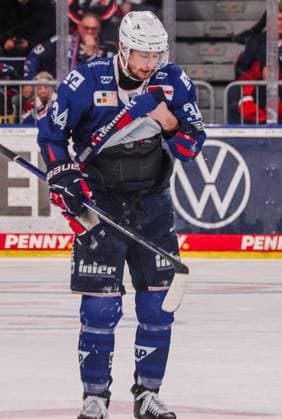 07.03.2025, xhettx, Eishockey Penny DEL, Adler Mannheim - Eisbären Berlin v.l. Tom Kühnhackl (Adler Mannheim, 34) (DFL DFB REGULATIONS PROHIBIT ANY USE OF PHOTOGRAPHS as IMAGE SEQUENCES and or QUASI-VIDEO) *** 07 03 2025, xhettx, Eishockey Penny DEL, Adler Mannheim Eisbären Berlin v l Tom Kühnhackl Adler Mannheim, 34 DFL DFB REGULATIONS PROHIBIT ANY USE OF PHOTOGRAPHS as IMAGE SEQUENCES and or QUASI VIDEO