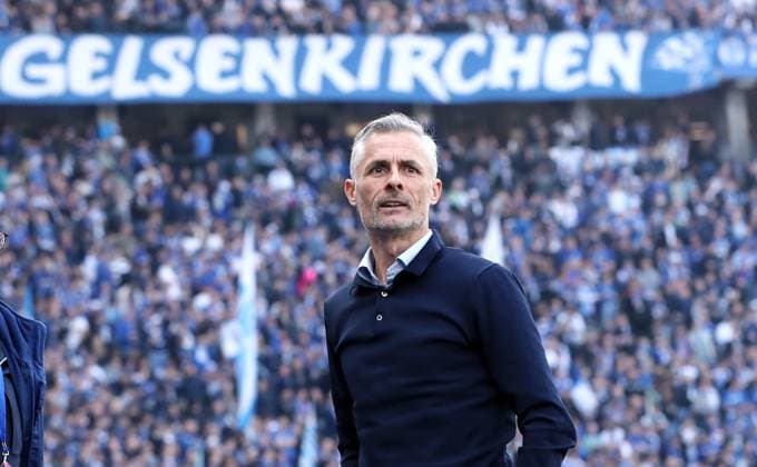Coach Kees van Wonderen, behind him the full visiting fan block Sport Football Soccer DFL 2 Bundesliga Men 25 Matchday Season 2024 2025 08 03 2025 Hertha BSC Berlin vs FC Schalke 04 S04 DFL regulations prohibit any use of photographs as image sequences and or quasi video