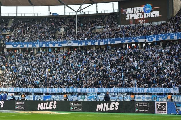 2 Fußball Bundesliga, Hertha BSC Schalke 04 Coreo, Fanchoreografie Hertha Fans zeigen Transparent Banner Volle Verantwortung für die Fahne auf der Brust Abspiegskampf annehmen , während der Begegnung in der 2 Fußball Bundesliga, Hertha BSC Schalke 04 in Berlin, Olympiastadion, am 08 03 2025 DFB regulations prohibit any use of photographs as image sequences and or quasi video Copyright: xBEAUTIFULxSPORTS Frankex
