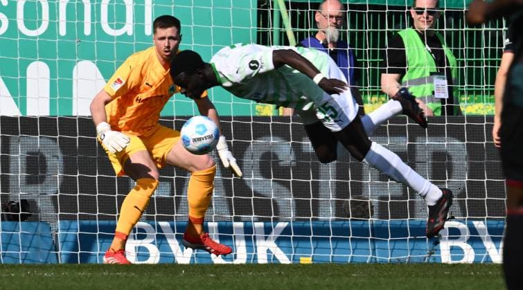 08 03 2025 Soccer Season 2024 2025 2 Soccer Bundesliga 25 Matchday SpVgg Greuther Fürth Kleeblatt 1 FC Magdeburg FCM Sportfoto Zink xwoxzix DFL regulations prohibit any use of photographs as image sequences and or quasi video only for editorial use Lennart Grill 31, SpVgg Greuther Fürth Joshua Quarshie 15, SpVgg Greuther Fürth