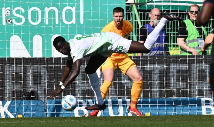 08 03 2025 Soccer Season 2024 2025 2 Soccer Bundesliga 25 Matchday SpVgg Greuther Fürth Kleeblatt 1 FC Magdeburg FCM Sportfoto Zink xwoxzix DFL regulations prohibit any use of photographs as image sequences and or quasi video only for editorial use Joshua Quarshie 15, SpVgg Greuther Fürth Lennart Grill 31, SpVgg Greuther Fürth