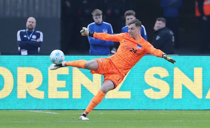 Goalkeeper Tjark Ernst single image cropped action sport soccer soccer DFL 2 Bundesliga men 25 matchday season 2024 2025 08 03 2025 Hertha BSC Berlin vs FC Schalke 04 S04 DFL regulations prohibit any use of photographs as image sequences and or quasi video