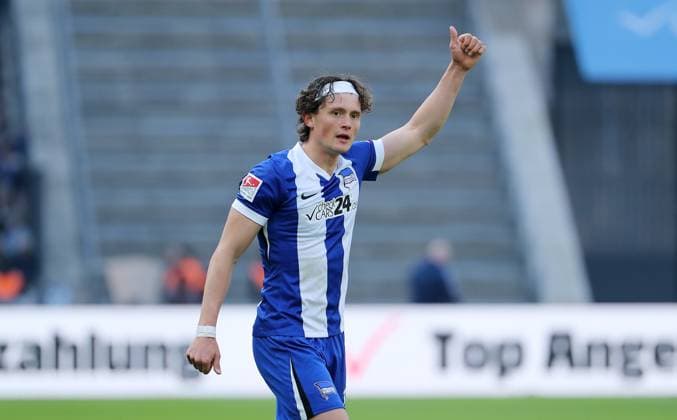 Fabian Reese shows thumbs up action upper body Sport Soccer Football DFL 2 Bundesliga Men 25 Matchday Season 2024 2025 08 03 2025 Hertha BSC Berlin vs FC Schalke 04 S04 DFL regulations prohibit any use of photographs as image sequences and or quasi video
