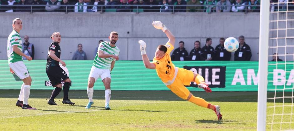 Fürth, 08 03 2025, Sportpark Ronhof, Soccer, 2 Bundesliga, Matchday 25 , SpVgg Greuther Fürth vs 1 FC Magdeburg , In the picture Goal for Magdeburg Baris Atik 23, Magdeburg scores to 1 1 Noah Loosli 25, Fuerth , Baris Atik 23, Magdeburg , Simon Asta 2, Fuerth , Goalkeeper Lennart Grill 31, Fuerth , For editorial use only Only editorial use , DFB DFL regulations prohibit any use of photographs as image sequences and or quasi video , Picture Point