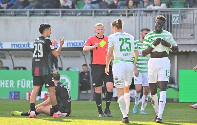 08 03 2025 Soccer Season 2024 2025 2 Soccer Bundesliga 25 Matchday SpVgg Greuther Fürth Kleeblatt 1 FC Magdeburg FCM Sportfoto Zink MeZi xmexzix DFL regulations prohibit any use of photographs as image sequences and or quasi video only for editorial use Timo Gansloweit Referee shows Noah Loosli 25, SpVgg Greuther Fürth yellow card yellow