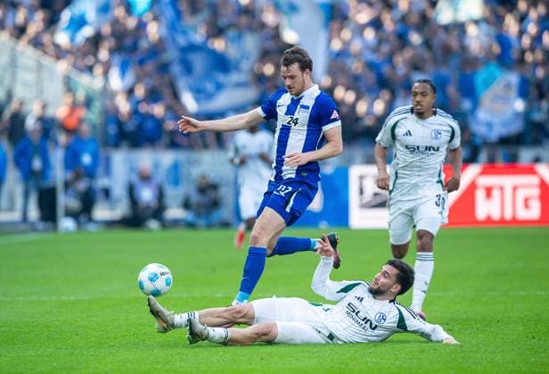Soccer, Men, Season 2024 2025, 2 Bundesliga 25 Matchday , Hertha BSC FC Schalke 04, v l Pascal Klemens Hertha BSC , Mehmet Can Aydin Schalke 04 , 08 03 2025, Copyright: xSebastianxRäppold MatthiasxKochx