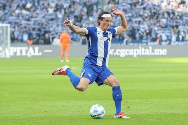 08 03 2025, xtgx, Soccer 2 Bundesliga, Hertha BSC Berlin FC Schalke 04 emspor, v l Fabian Reese Hertha, 11 am Ball, plays the ball DFL DFB REGULATIONS PROHIBIT ANY USE OF PHOTOGRAPHS as IMAGE SEQUENCES and or QUASI VIDEO Berlin