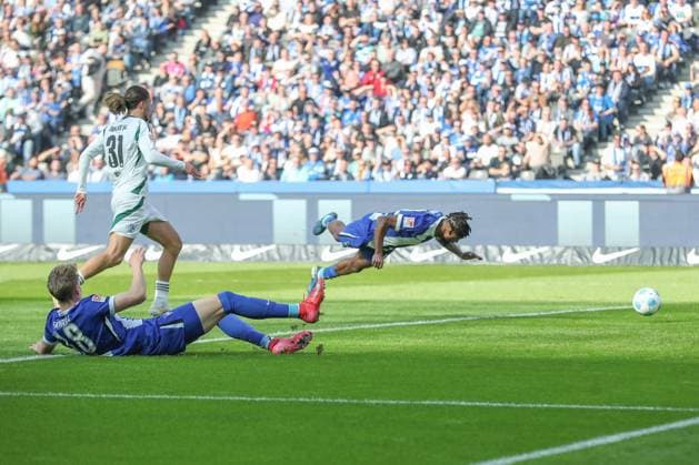 08 03 2025, xtgx, Soccer 2 Bundesliga, Hertha BSC Berlin FC Schalke 04 emspor, v l Deyovaisio Zeefuik Hertha, 42 Kopfball DFL DFB REGULATIONS PROHIBIT ANY USE OF PHOTOGRAPHS as IMAGE SEQUENCES and or QUASI VIDEO Berlin