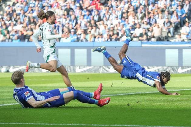 08 03 2025, xtgx, Soccer 2 Bundesliga, Hertha BSC Berlin FC Schalke 04 emspor, v l Deyovaisio Zeefuik Hertha, 42 Kopfball DFL DFB REGULATIONS PROHIBIT ANY USE OF PHOTOGRAPHS as IMAGE SEQUENCES and or QUASI VIDEO Berlin