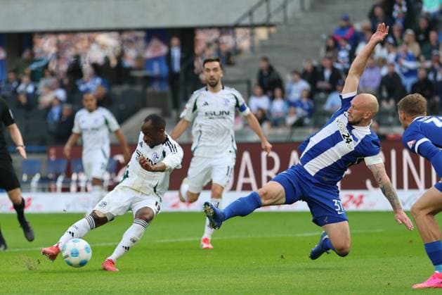 2 Soccer Bundesliga, Hertha BSC Schalke 04 Christopher Antwi Adjej Schalke 04 18 taking a shot on goal against Toni Leistner Hertha BSC Berlin 37 , during the match in the 2 Soccer Bundesliga, Hertha BSC Schalke 04 in Berlin, Olympiastadion, on 08 03 2025 DFB regulations prohibit any use of photographs as image sequences and or quasi video Copyright: xBEAUTIFULxSPORTS Frankex