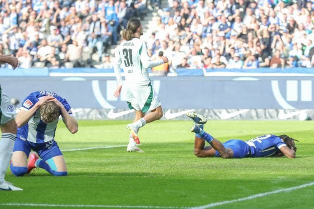 08 03 2025, xtgx, Soccer 2 Bundesliga, Hertha BSC Berlin FC Schalke 04 emspor, v l Deyovaisio Zeefuik Hertha, 42 Kopfball DFL DFB REGULATIONS PROHIBIT ANY USE OF PHOTOGRAPHS as IMAGE SEQUENCES and or QUASI VIDEO Berlin