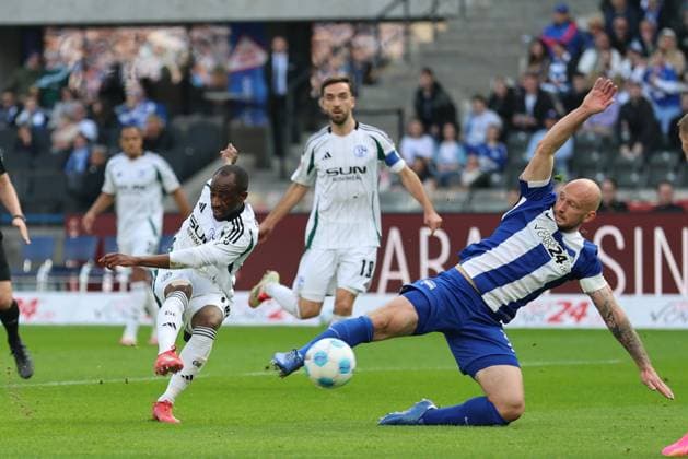 2 Soccer Bundesliga, Hertha BSC Schalke 04 Christopher Antwi Adjej Schalke 04 18 taking a shot on goal against Toni Leistner Hertha BSC Berlin 37 , during the match in the 2 Soccer Bundesliga, Hertha BSC Schalke 04 in Berlin, Olympiastadion, on 08 03 2025 DFB regulations prohibit any use of photographs as image sequences and or quasi video Copyright: xBEAUTIFULxSPORTS Frankex