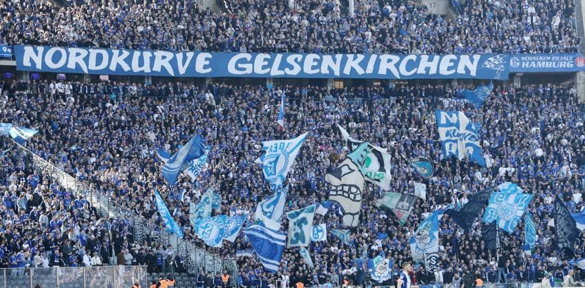 Schalkefans im Gästeblock Sport Fußball Fußball DFL 2 Bundesliga Herren 25 Spieltag Saison 2024 2025 08 03 2025 Hertha BSC Berlin vs FC Schalke 04 S04 DFL regulations prohibit any use of photographs as image sequences and or quasi video
