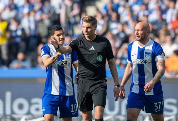 Soccer, Men, Season 2024 2025, 2 Bundesliga 25 Matchday , Hertha BSC FC Schalke 04, f l Ibrahim Maza Hertha BSC , Referee Timo Gerach, Toni Leistner Hertha BSC , 08 03 2025, Copyright: xSebastianxRäppold MatthiasxKochx