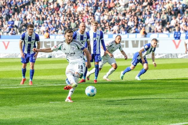08 03 2025, Soccer, Season 2024 2025, 2 Bundesliga, Matchday 25, Hertha BSC FC Schalke 04, Kenan Karaman FC Schalke 04 scores the goal to make it 1 - 2 from the penalty spot Berlin Olympiastadion Berlin Germany xRHR PHOTO TRx Copyright: TimxRehbein RHR-FOTOx RHR-FOTO TR