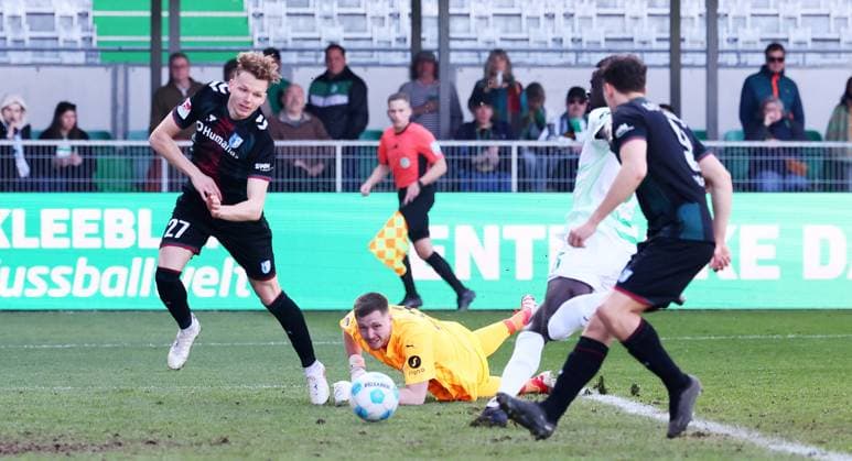 Fürth, 08 03 2025, Sportpark Ronhof, Fußball, 2 Bundesliga, 25 Spieltag , SpVgg Greuther Fürth vs 1 FC Magdeburg , Im Bild Torchance für Magdeburg Philipp HercherÊ 27, Magdeburg , Goalkeeper Lennart Grill 31, Fuerth , Joshua Quarshie 15, Fuerth , Martijn Kaars 9, Magdeburg , Nur zur redaktionellen Nutzung Only editorial use , DFB DFL regulations prohibit any use of photographs as image sequences and or quasi video , Picture Point
