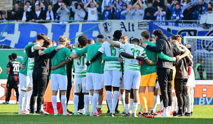 08 03 2025 Soccer Season 2024 2025 2 Soccer Bundesliga 25 Matchday SpVgg Greuther Fürth Kleeblatt 1 FC Magdeburg FCM Sportfoto Zink MeZi xmexzix DFL regulations prohibit any use of photographs as image sequences and or quasi video only for editorial use Teamkreis Mannschaft Team Fürth nach Spielende